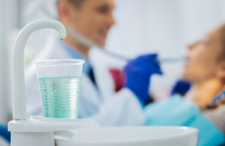 Importancia del uso de enjuagues bucales antisépticos antes de los procedimientos odontológicos 