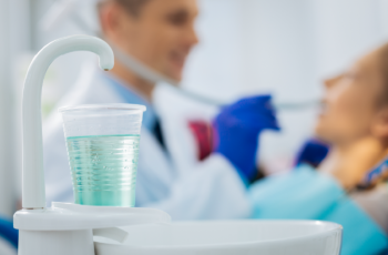 Importancia del uso de enjuagues bucales antisépticos antes de los...