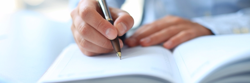 Resumen artículo 'Differences in antimicrobial activity of four commercial 0.12% chlorhexidine mouthrinse formulations: an in vitro contact test and salivary bacterial counts study'